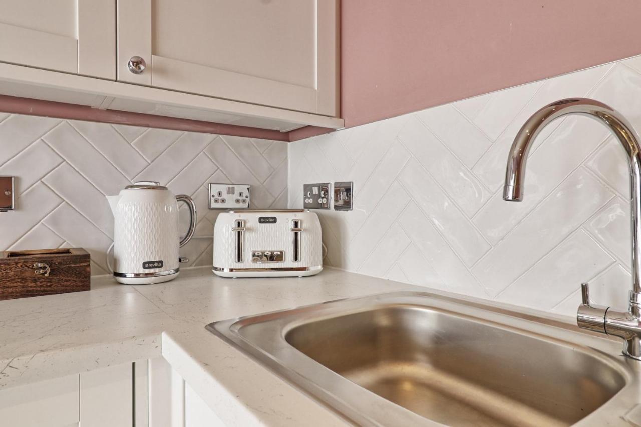 Urban Stylish Apartment - Southend Stays ภายนอก รูปภาพ